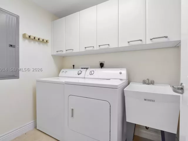 3-bedroom condo for sale in Hollywood - 3101 S Ocean Dr 2705 - MondialRealty