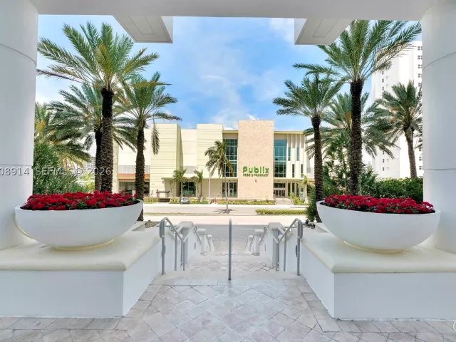 3-bedroom condo for sale in Hollywood - 3101 S Ocean Dr 2705 - MondialRealty