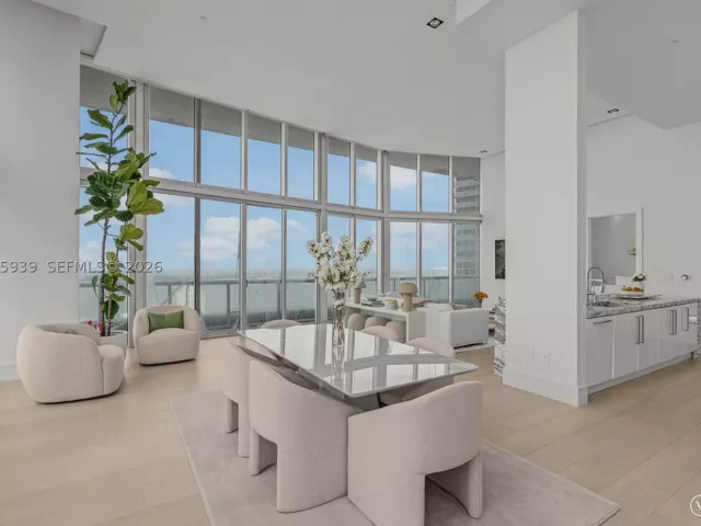 3-bedroom condo for sale in Miami - 465 Brickell Ave 4101 - MondialRealty