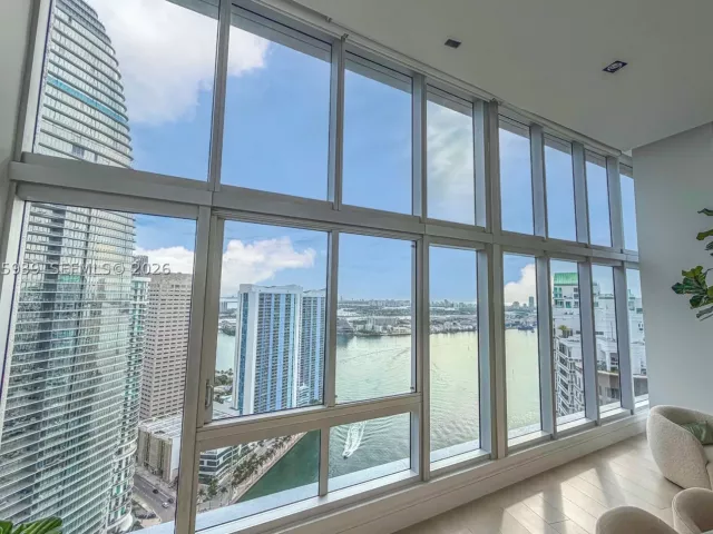 3-bedroom condo for sale in Miami - 465 Brickell Ave 4101 - MondialRealty