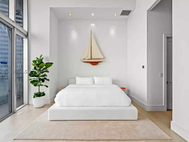 3-bedroom condo for sale in Miami - 465 Brickell Ave 4101 - MondialRealty