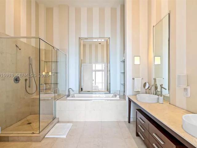3-bedroom condo for sale in Miami - 465 Brickell Ave 4101 - MondialRealty