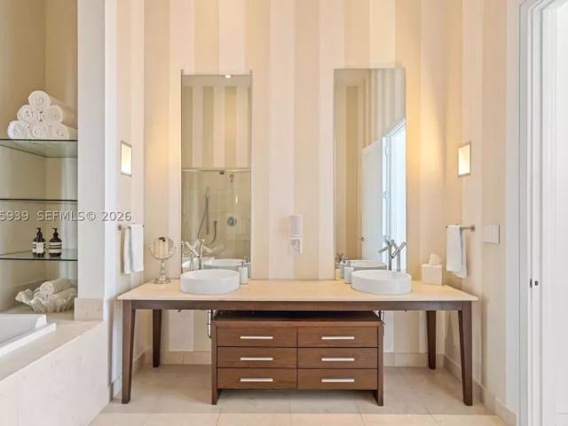 3-bedroom condo for sale in Miami - 465 Brickell Ave 4101 - MondialRealty