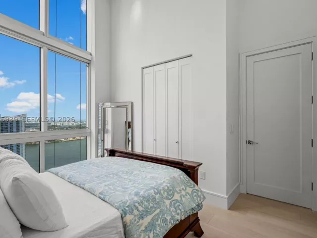 3-bedroom condo for sale in Miami - 465 Brickell Ave 4101 - MondialRealty
