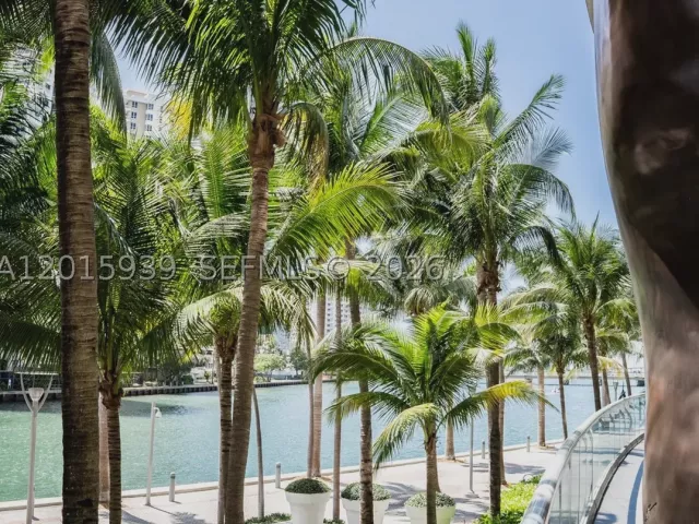 3-bedroom condo for sale in Miami - 465 Brickell Ave 4101 - MondialRealty