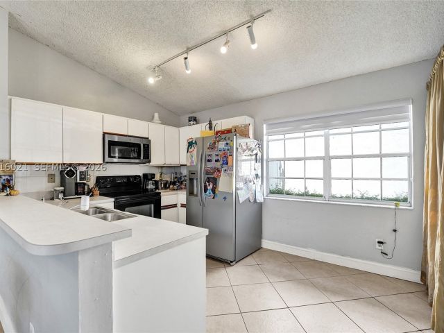 3-bedroom home for sale in Pembroke Pines - 11730 NW 12th St - MondialRealty
