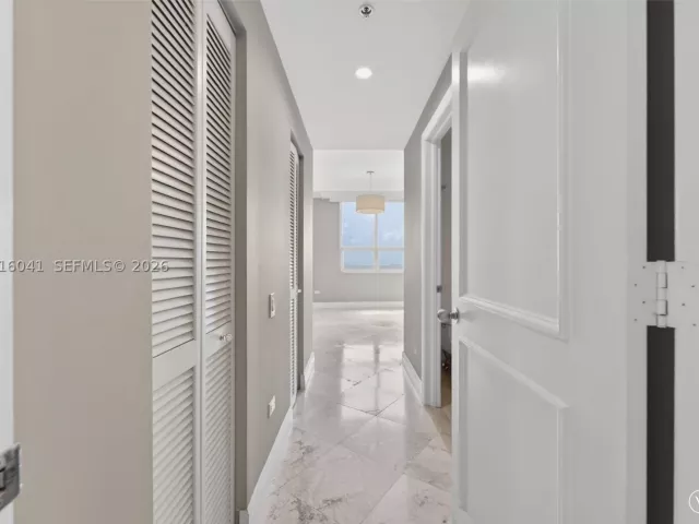 3-bedroom condo for rent in Miami - 808 Brickell Key Dr 3304 - MondialRealty