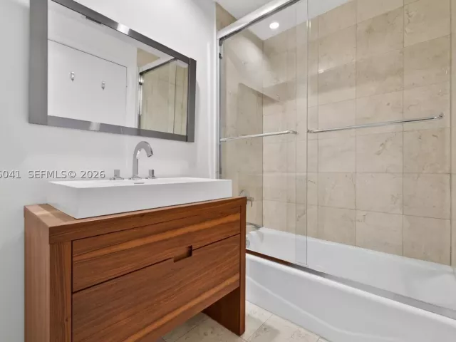3-bedroom condo for rent in Miami - 808 Brickell Key Dr 3304 - MondialRealty