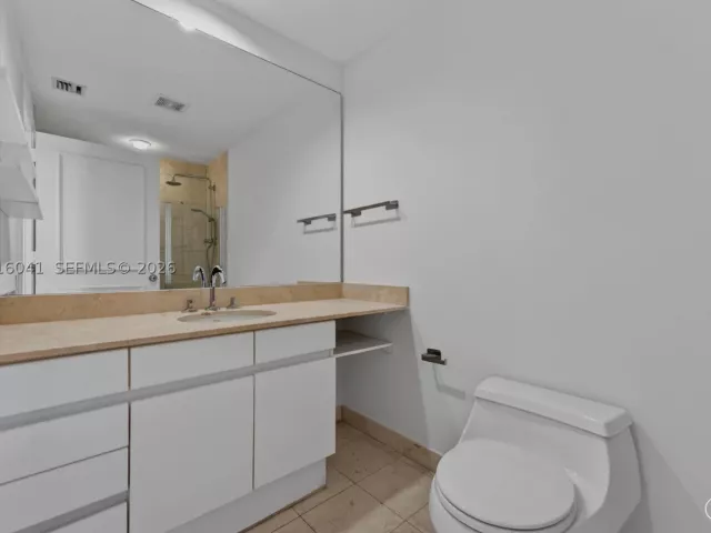 3-bedroom condo for rent in Miami - 808 Brickell Key Dr 3304 - MondialRealty