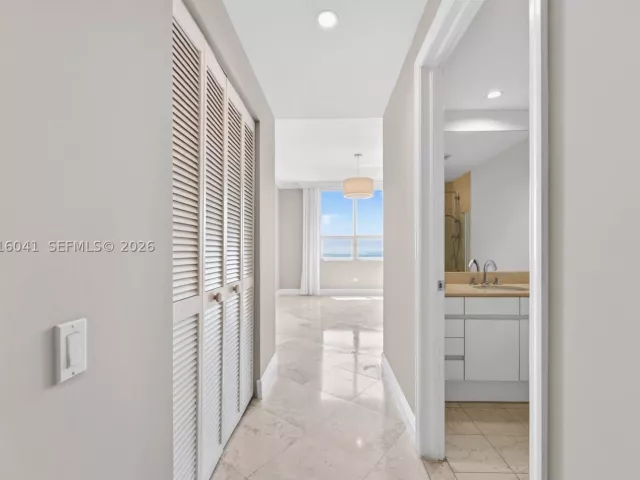 3-bedroom condo for rent in Miami - 808 Brickell Key Dr 3304 - MondialRealty