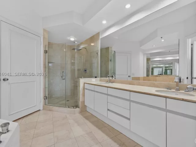 3-bedroom condo for rent in Miami - 808 Brickell Key Dr 3304 - MondialRealty