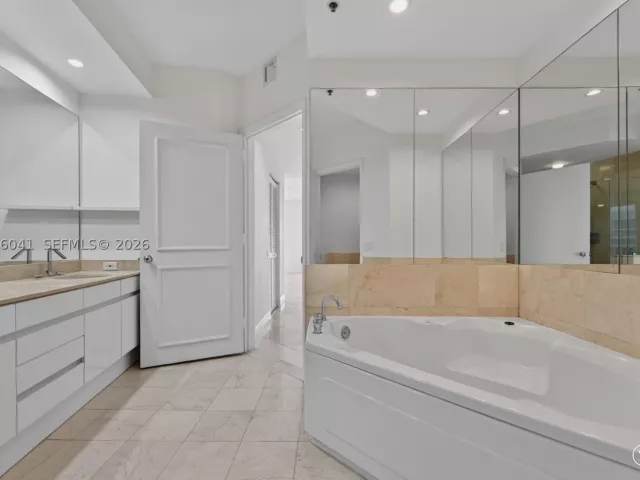3-bedroom condo for rent in Miami - 808 Brickell Key Dr 3304 - MondialRealty