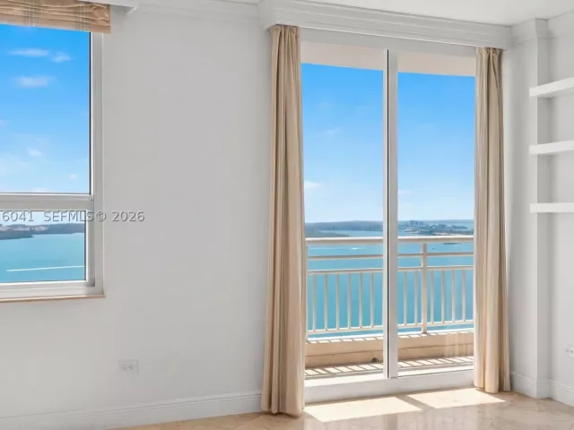 3-bedroom condo for rent in Miami - 808 Brickell Key Dr 3304 - MondialRealty