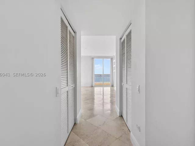 3-bedroom condo for rent in Miami - 808 Brickell Key Dr 3304 - MondialRealty