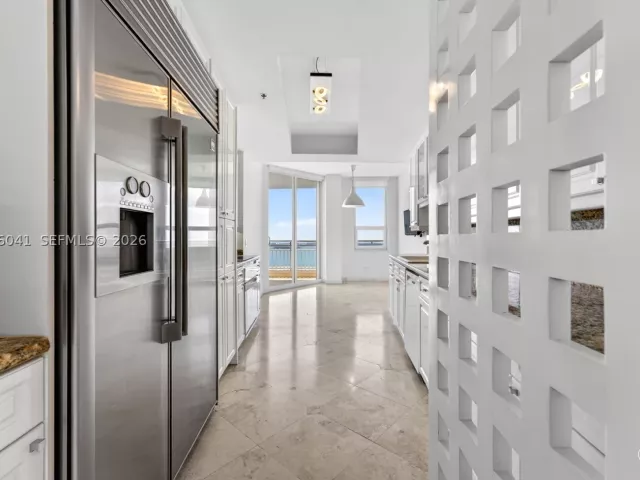 3-bedroom condo for rent in Miami - 808 Brickell Key Dr 3304 - MondialRealty