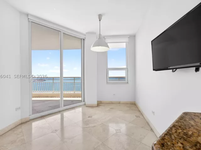 3-bedroom condo for rent in Miami - 808 Brickell Key Dr 3304 - MondialRealty