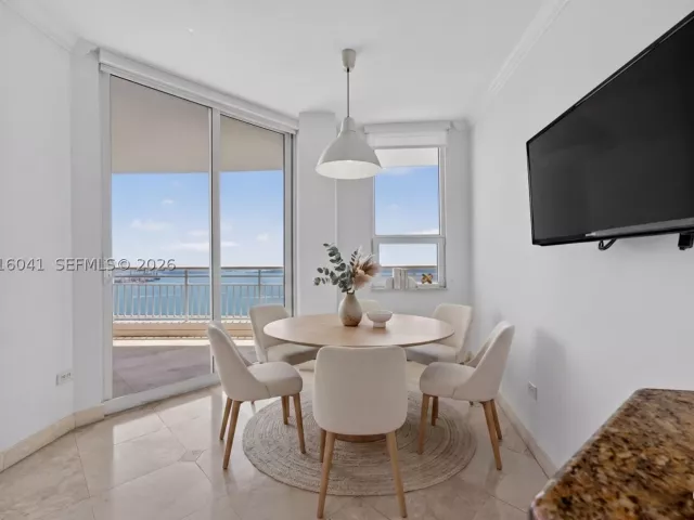 3-bedroom condo for rent in Miami - 808 Brickell Key Dr 3304 - MondialRealty
