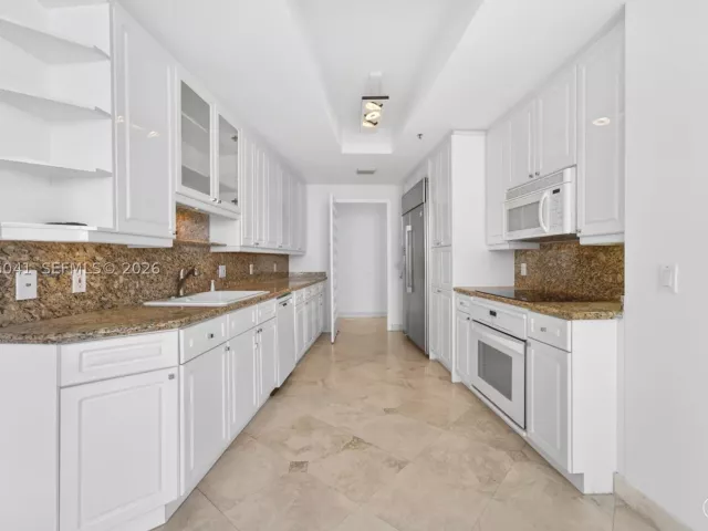 3-bedroom condo for rent in Miami - 808 Brickell Key Dr 3304 - MondialRealty
