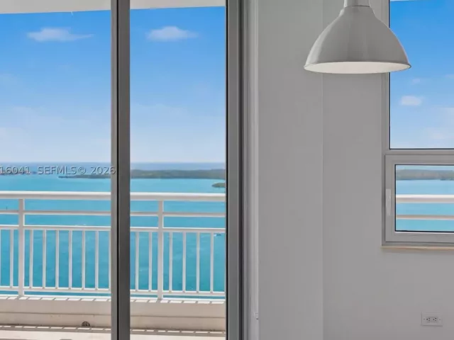3-bedroom condo for rent in Miami - 808 Brickell Key Dr 3304 - MondialRealty