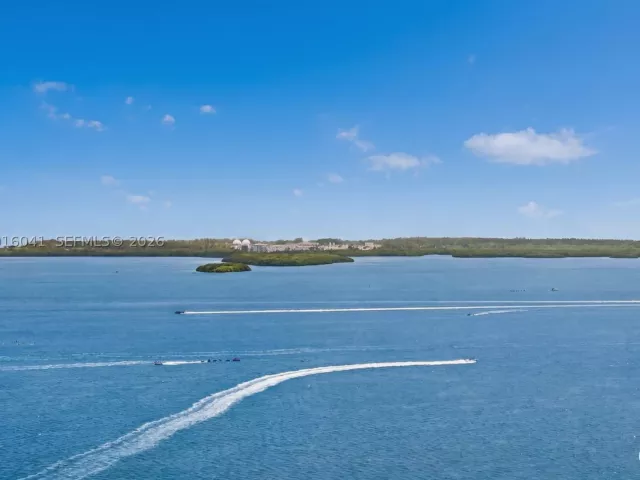 3-bedroom condo for rent in Miami - 808 Brickell Key Dr 3304 - MondialRealty