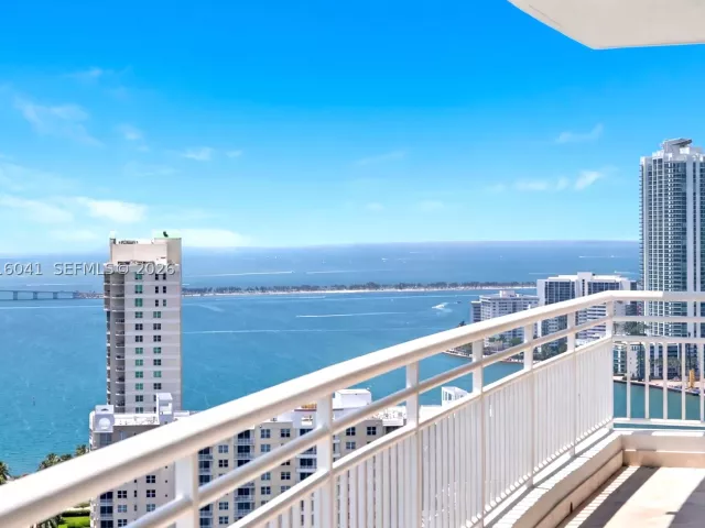3-bedroom condo for rent in Miami - 808 Brickell Key Dr 3304 - MondialRealty