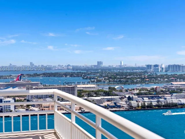 3-bedroom condo for rent in Miami - 808 Brickell Key Dr 3304 - MondialRealty