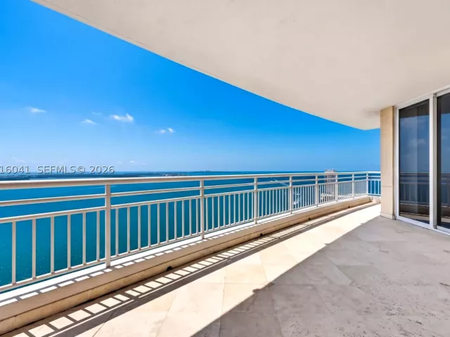 3-bedroom condo for rent in Miami - 808 Brickell Key Dr 3304 - MondialRealty
