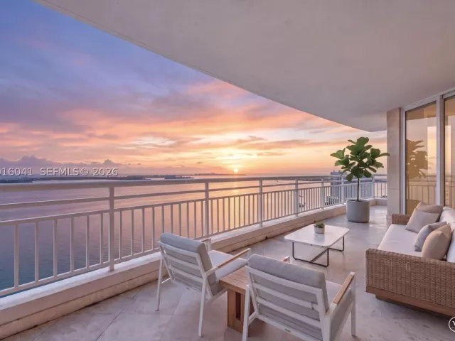 3-bedroom condo for rent in Miami - 808 Brickell Key Dr 3304 - MondialRealty