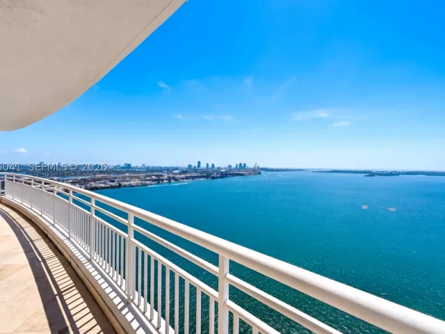 3-bedroom condo for rent in Miami - 808 Brickell Key Dr 3304 - MondialRealty