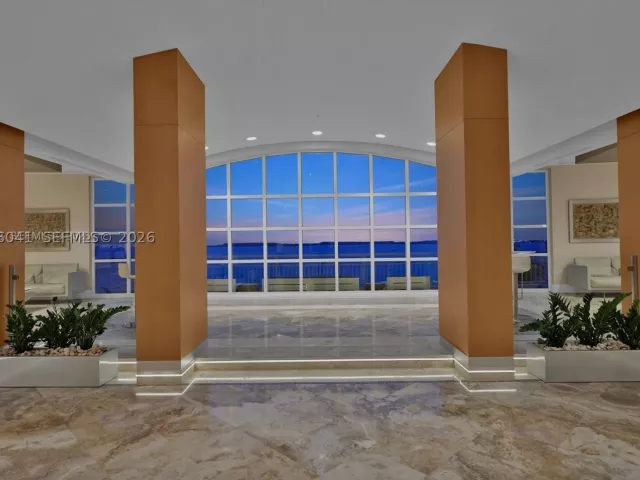3-bedroom condo for rent in Miami - 808 Brickell Key Dr 3304 - MondialRealty