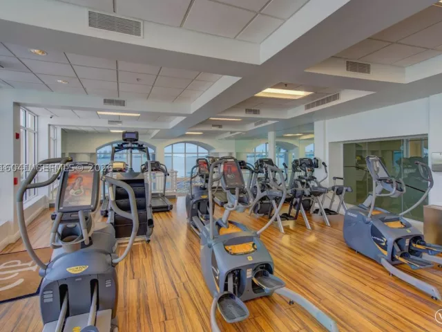 3-bedroom condo for rent in Miami - 808 Brickell Key Dr 3304 - MondialRealty