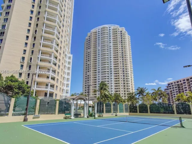 3-bedroom condo for rent in Miami - 808 Brickell Key Dr 3304 - MondialRealty