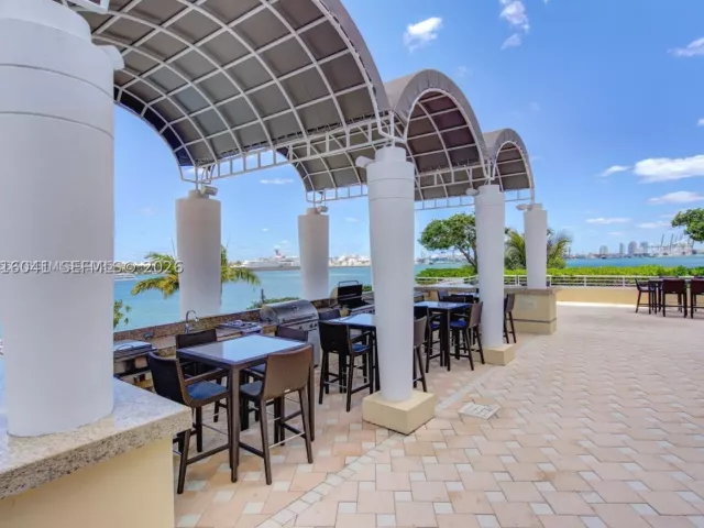 3-bedroom condo for rent in Miami - 808 Brickell Key Dr 3304 - MondialRealty
