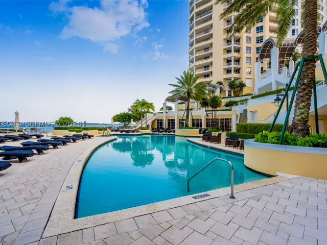 3-bedroom condo for rent in Miami - 808 Brickell Key Dr 3304 - MondialRealty