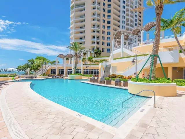 3-bedroom condo for rent in Miami - 808 Brickell Key Dr 3304 - MondialRealty