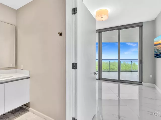 4-bedroom condo for rent in Fort Lauderdale - 701 N Fort Lauderdale Beach Boulevard N 802 - MondialRealty