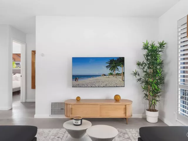 2-bedroom home for rent in Wilton Manors - 2640 NW 9th Lane - MondialRealty