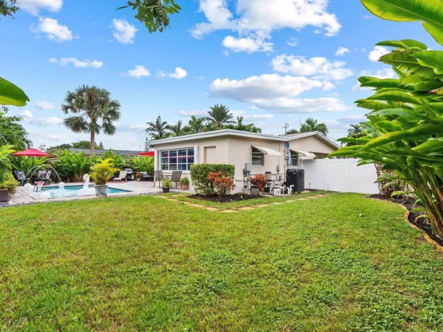 2-bedroom home for rent in Wilton Manors - 2640 NW 9th Lane - MondialRealty