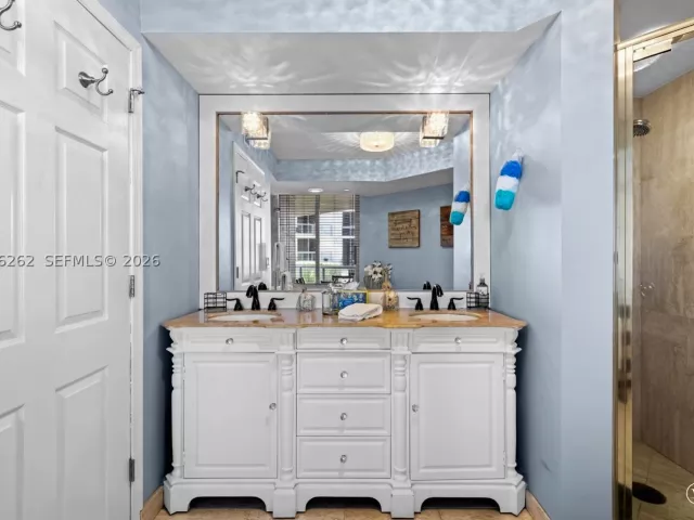 2-bedroom condo for rent in Sunny Isles Beach - 18671 Collins Ave 404 - MondialRealty