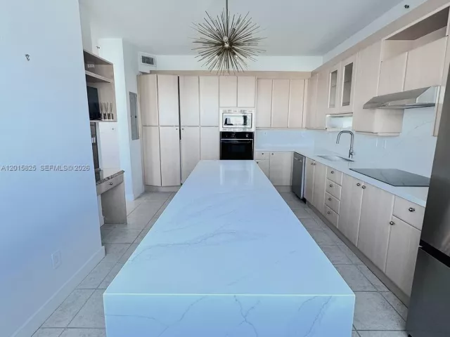 1-bedroom condo for rent in Miami Beach - 300 S Pointe Dr 704 - MondialRealty