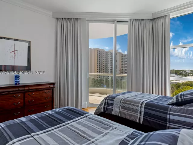 4-bedroom condo for sale in Sunny Isles Beach - 16047 Collins Ave 704 - MondialRealty
