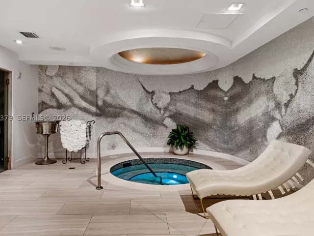 4-bedroom condo for sale in Sunny Isles Beach - 16047 Collins Ave 704 - MondialRealty
