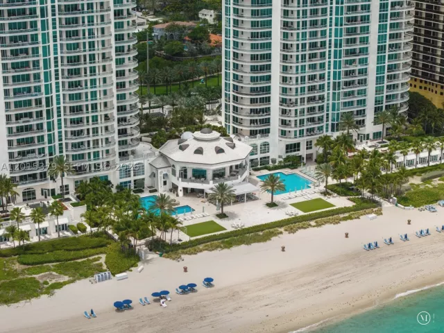 4-bedroom condo for sale in Sunny Isles Beach - 16047 Collins Ave 704 - MondialRealty