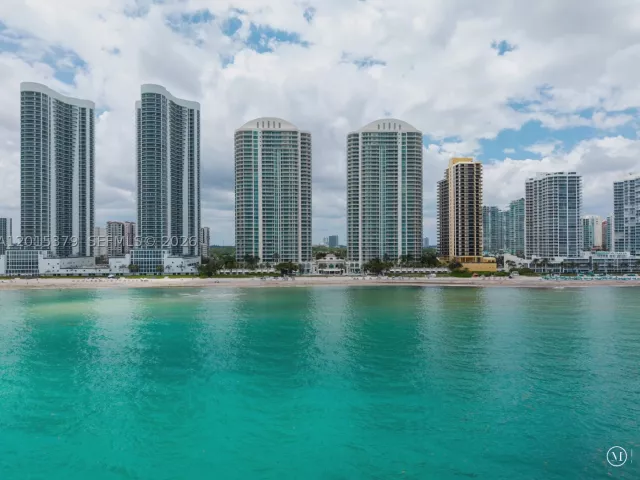 4-bedroom condo for sale in Sunny Isles Beach - 16047 Collins Ave 704 - MondialRealty