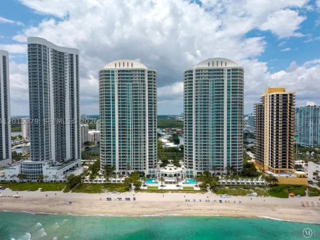 4-bedroom condo for sale in Sunny Isles Beach - 16047 Collins Ave 704 - MondialRealty