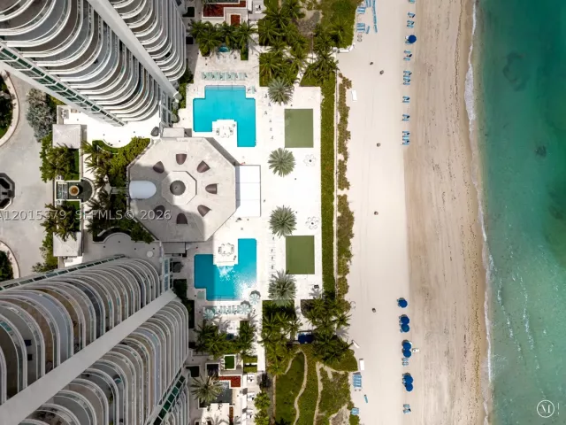4-bedroom condo for sale in Sunny Isles Beach - 16047 Collins Ave 704 - MondialRealty