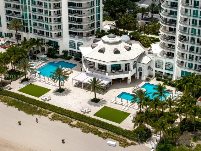 4-bedroom condo for sale in Sunny Isles Beach - 16047 Collins Ave 704 - MondialRealty