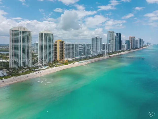 4-bedroom condo for sale in Sunny Isles Beach - 16047 Collins Ave 704 - MondialRealty