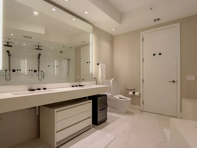 4-bedroom condo for rent in Sunny Isles Beach - 18555 Collins Ave 4605 - MondialRealty