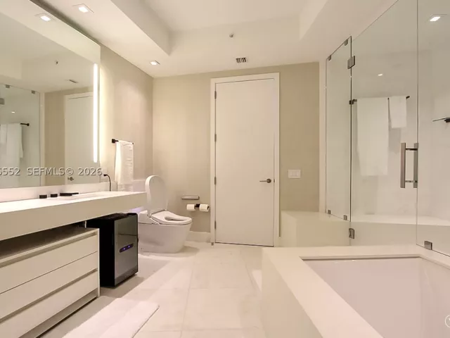 4-bedroom condo for rent in Sunny Isles Beach - 18555 Collins Ave 4605 - MondialRealty